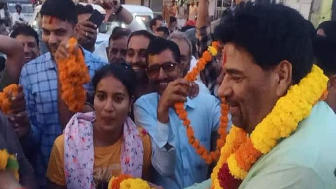  2 पत्नियां-3 संतान वाले राजस्थान के इस कांग्रेस नेता की खुली पोल, तत्काल किया बर्खास्त...गजब कर गए नेताजी!