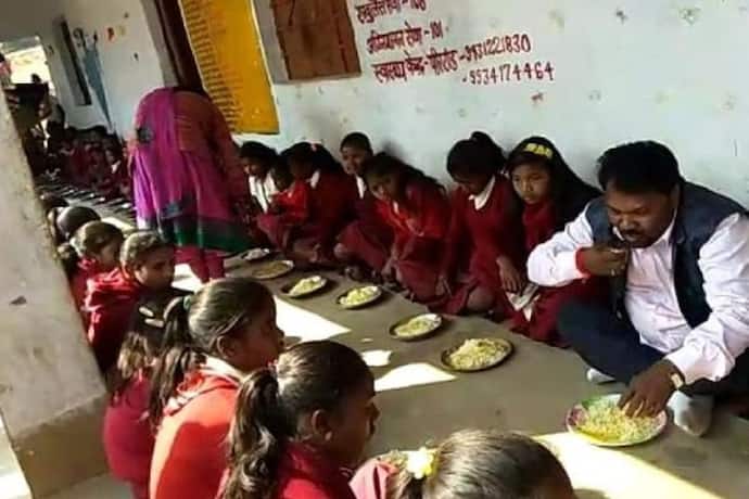 झारखंड के शिक्षा मंत्री का निराला अंदाज: बच्चों के साथ लाइन में बैठकर खाना खाया, रसोइए को दिया खास गिफ्ट