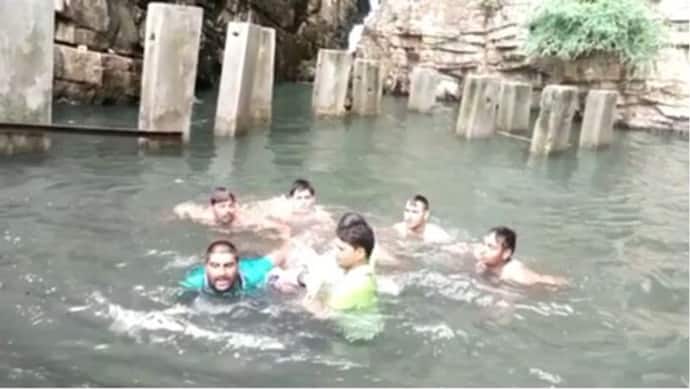पानी में पार्टी करना जयपुर के लड़को को पड़ा भारी, कुंड में ऐसे उतरे की वापस ऊपर ही ना आ पाए, दो की गई जान