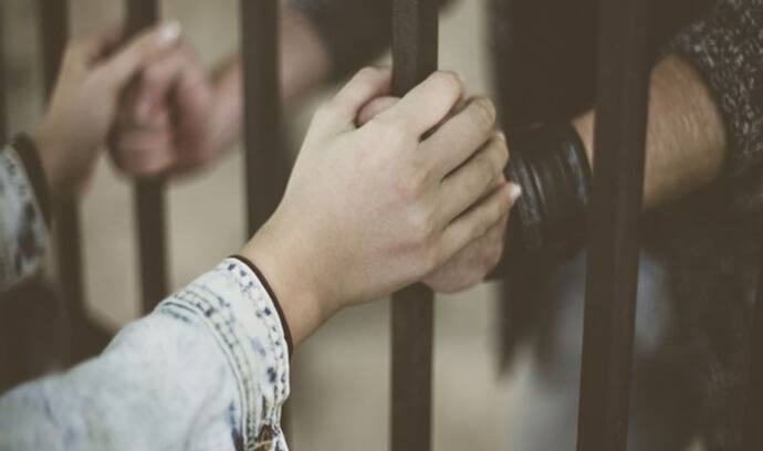 कैदी के प्यार में पड़ी पुलिस ऑफिसर, जेल में शुरु किया 'धंधा', मोबाइल ने खोल दी पोल