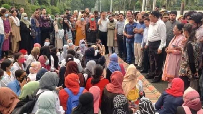 AMU में  मेडिकल की छात्राओं ने उत्पीड़न के विरोध में किया प्रदर्शन, कॉलेज प्रशासन से रखी ये मांग