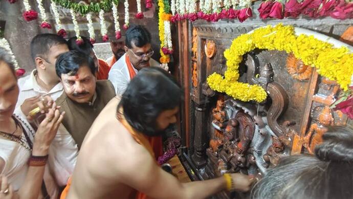 Nagchandreshwar Mandir Ujjain: सिर्फ नागपंचमी पर खुलता है ये नाग मंदिर, तक्षक नाग से जुड़ा है इसका रहस्य