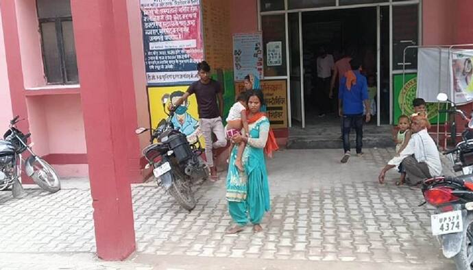 कुशीनगर: नहीं पसीजा स्वास्थ्यकर्मियों का दिल, आंख में आंसू और कंधे पर मासूम का शव लेकर घर के लिए निकली मां