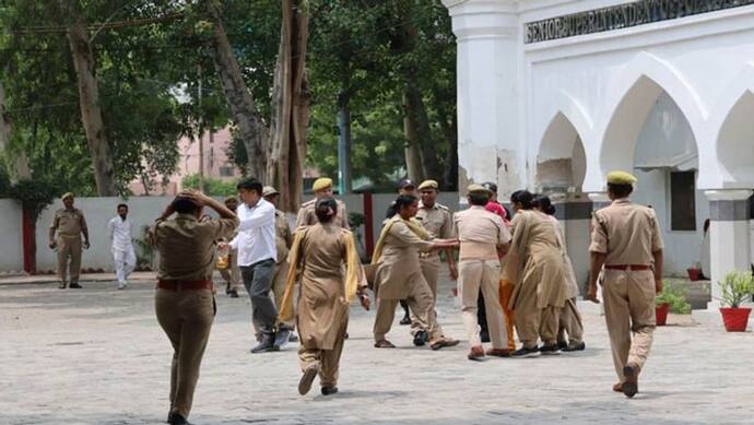 अलीगढ़: दुष्कर्म पीड़िता पूरी तैयारी से पहुंची थी एसएसपी कार्यालय,  महिला को देख पुलिस के उड़े होश