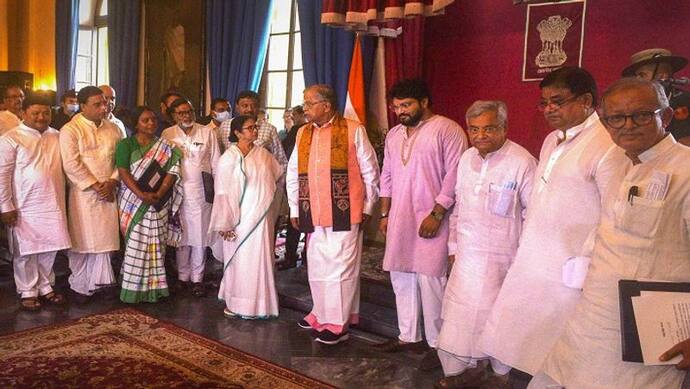 West Bengal: ममता बनर्जी कैबिनेट में बड़ा फेरबदल, बाबुल सुप्रियो समेत 9 मंत्रियों ने लिया शपथ