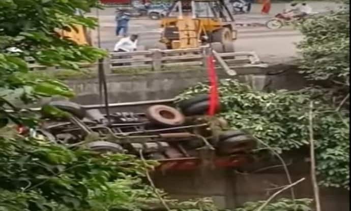 नदी में गिरे ट्रक को निकालने आई क्रेन खुद चली गई पानी में, घटना का ऐसा वीडियो देख सहम गए लोग 