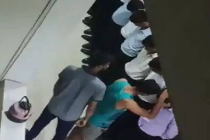रैगिंग प्रूव हुई तो क्या हो सकती है सजा, रतलाम में सीनियर ने जूनियर छात्रों को लाइन में खड़ा कर मारा था थप्पड़