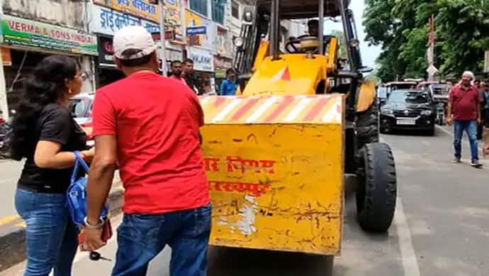 गोरखपुर: ट्रैफिक पुलिस और नगर निगम के प्राइवेट ठेकेदारों की गुडंई जारी, बुलडोजर चढ़ा देने की दी धमकी