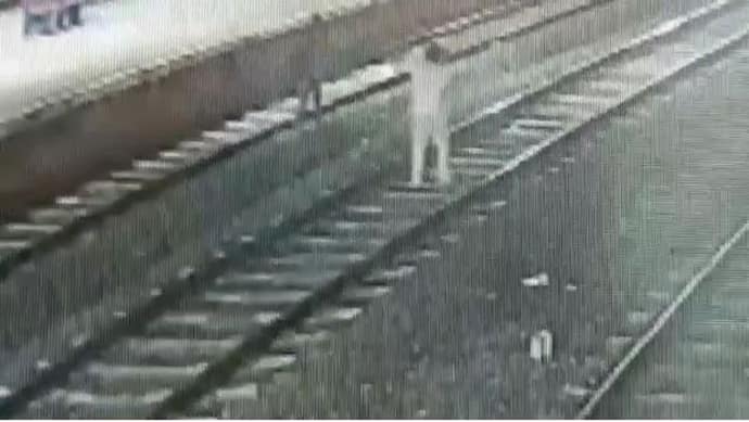 हवा की रफ्तार से आ रही ट्रेन के सामने डांस करने लगा लड़का, VIDEO में देखें फिर क्या हुआ...