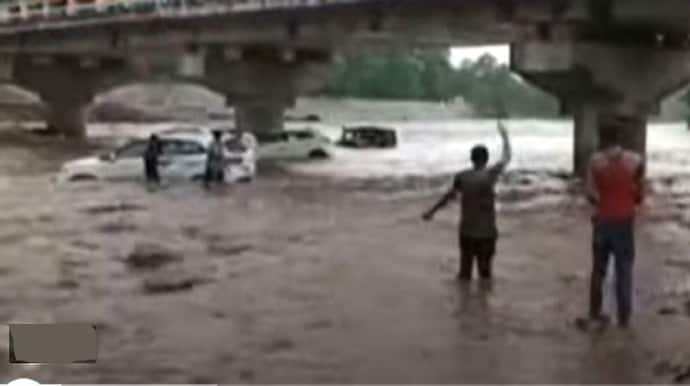 खरगोन नदी में अचानक आई बाढ़, देखते-देखते बह गईं 14 कारें, भागते नजर आए पिकनिक मनाने गए यात्री
