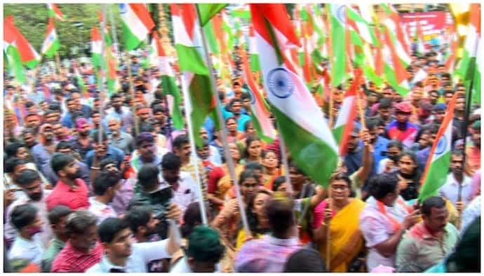 yuvamorcha insulted indian flag while tiranga yatra youth congress complaint in palakkad