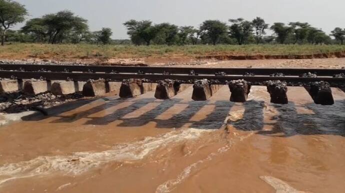  जोधपुर में भारी बारिश: पानी में बह गया रेलवे ट्रैक, हवा में झूल गईं पटरियां-ट्रेनें कैंसल