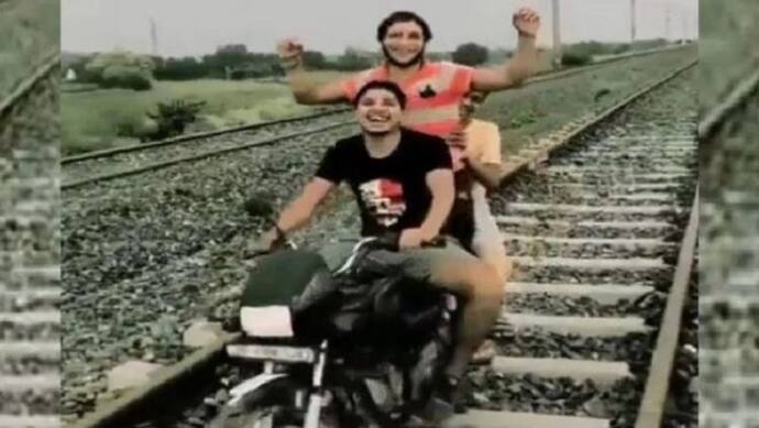 बुलंदशहर में तीन युवकों ने रेलवे ट्रैक पर दौड़ाई बाइक, वीडियो वायरल होने के बाद पुलिस ने लिया बड़ा एक्शन
