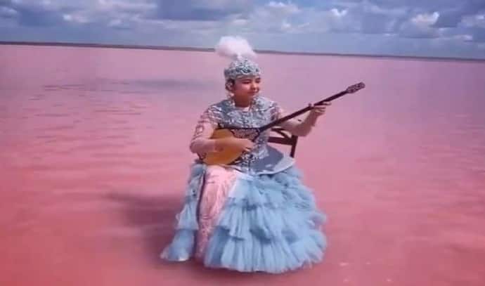 कुछ खास है ये गुलाबी झील जिसमें महिला बजा रही डोम्ब्रा.. नार्वे के पूर्व मंत्री ने पोस्ट किया वायरल वीडियो 