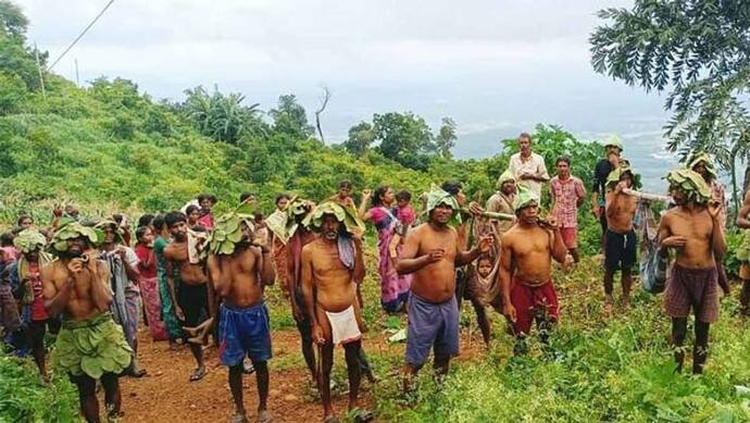 ये कौन से आदिवासी हैं, जो गुस्सा आने पर कपड़े फेंककर पत्ते लपेट लेते हैं, मामला विचित्र है