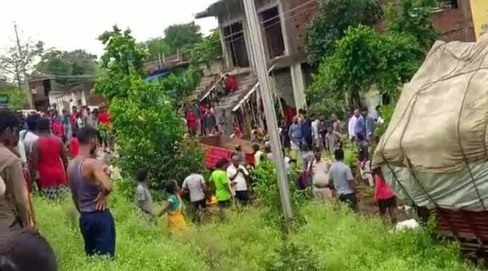 झारखंड में दर्दनाक हादसा: ट्रक की टक्कर से 50 मीटर दूर फेंकाया स्कूल वैन, 4 मासूम छात्रों की मौके पर मौत