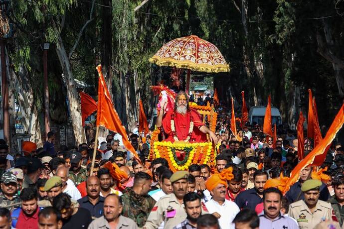 भगवान शिव की पवित्र 'छड़ी मुबारक' अमरनाथ गुफा मंदिर पहुंची, सदियों पहले भगवान भृगु ने शुरू की थी यात्रा