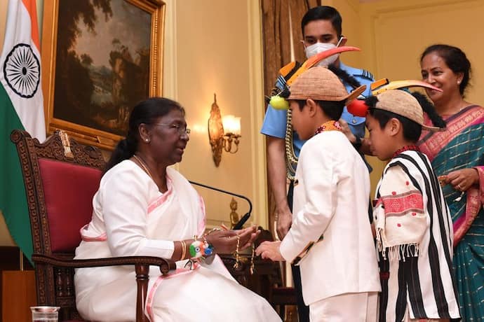 उत्तराखंड के प्रसिद्ध आदिवासी स्कूल के बच्चों ने राष्ट्रपति द्रौपदी मुर्मु को बांधी राखी, महामहिम ने दिए उपहार