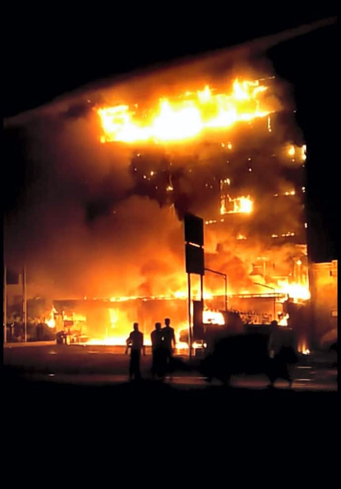 गुजरात के जामनगर में भीषण आग, पांच मंजिला होटल तबाह, 27 मेहमान भी ठहरे थे कमरों में...