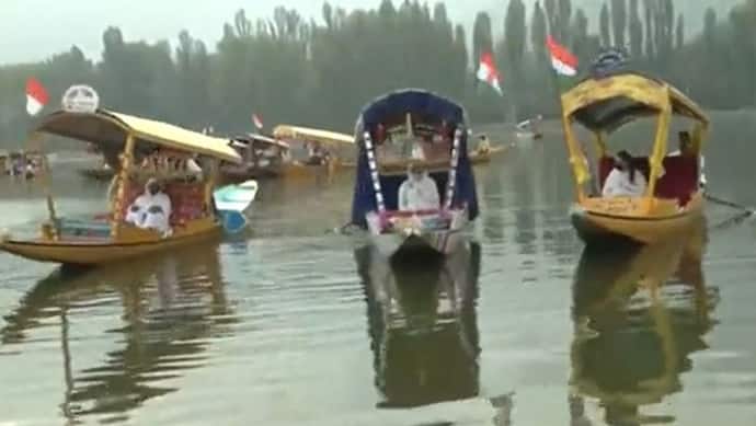 Har Ghar Tiranga: 10 दिन में डाक विभाग ने बेचे 1 करोड़ झंडे, डल झील में शान से लहराया तिरंगा