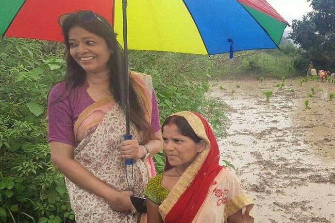 भारी बारिश में किसानों से मिलने खेतों में पहुंची महिला अधिकारी, झारखंड में इनके वर्किंग स्टाइल की हो रही चर्चा