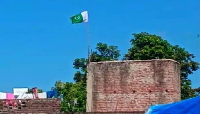 कुशीनगर के युवक ने घर पर फहराया पाकिस्तानी झंडा, लोगों में आक्रोश के बाद एक्शन में आई पुलिस