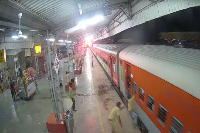 श्रीगंगानगर में चलती ट्रेन से गिरा युवक, वीडियो में देखिए GRP के जवान ने कैसे बचाई जान 