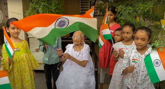 हर घर तिरंगा: पीएम मोदी की मां ने बच्चों में बांटा तिरंगा, आजादी के अमृत महोत्सव पर दिए आशीर्वाद