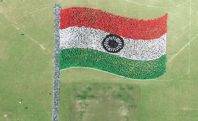चंडीगढ़ विश्वविद्यालय के छात्रों ने लहराते तिरंगे की सबसे बड़ी मानव छवि का रिकॉर्ड बनाया, फोटो आपने देखी क्या 