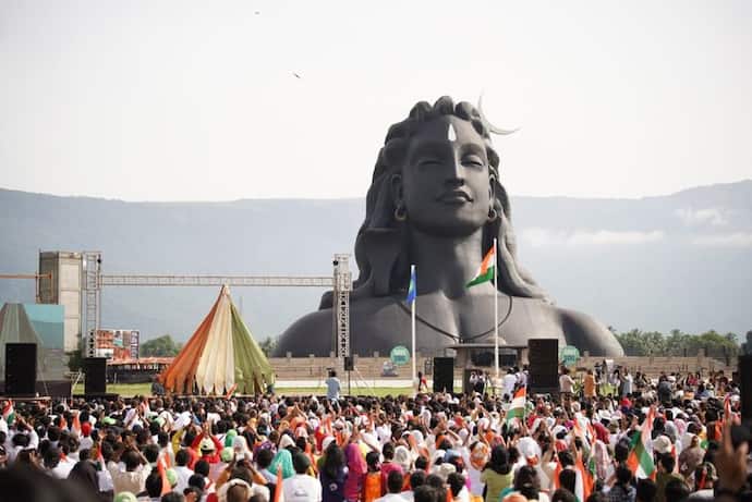 Independence Day 2022: सद्गुरु बोले-दुनिया चेतना की तलाश में भारत की ओर रूख कर रही