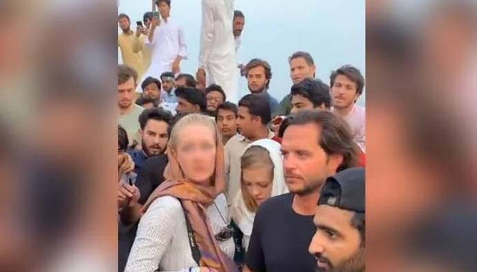 पाकिस्तान के स्वतंत्रता दिवस पर शर्मनाक घटना, विदेशी पर्यटकों को भीड़ ने किया परेशान, वीडियो हुए वायरल 