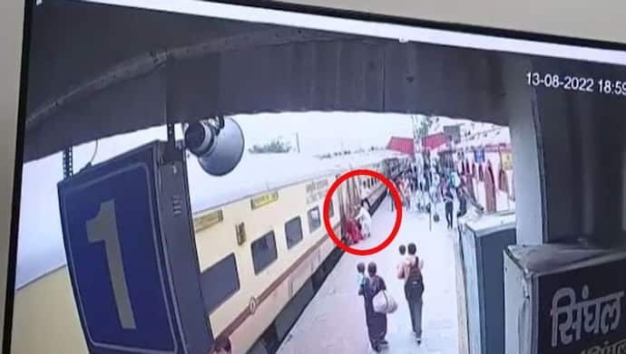 रेलवे के साहसी TT ने बचाई बुजुर्ग महिला की जान: पीड़िता को गिरता देख, बचाने खुद कूदा, देखें वीडियो
