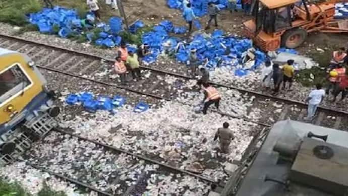 रामपुर में पुल की रेलिंग को तोड़ते हुए दूध से लदा ट्रक रेलवे ट्रैक पर गिरा, ट्रेनों की आवाजाही में पड़ रहा असर