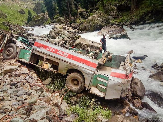 उत्तराखंड: पौढ़ी गढ़वाल में खाई में गिरी बस, 25 लोगों की मौत, मोबाइल की रोशनी में ग्रामीणों ने खोजे शव