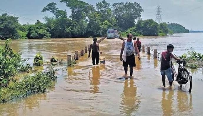 ओडिशा में बाढ़ से 10  जिलों के 2 लाख लोग बेघर,आजकल में फिर भारी बारिश को लेकर अलर्ट