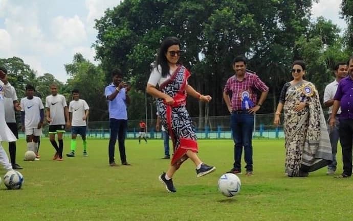 TMC सांसद महुआ मोइत्रा ने अलग अंदाज में मनाया खेला होबे दिवस, फुटबाल से दिखाए करतब 