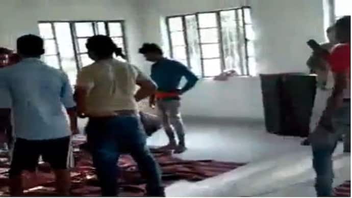 बिहार में स्वतंत्रता दिवस समारोह की तैयारी से पहले स्कूल में बार-बालाओं का अश्लील डांस