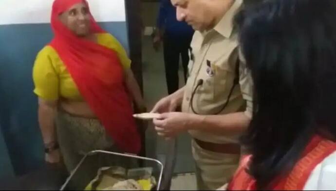 कच्ची रोटी और पानी वाली दाल...मैनपुरी के पुलिस लाइन का खाना देख चढ़ा एसपी का पारा, वीडियो वायरल
