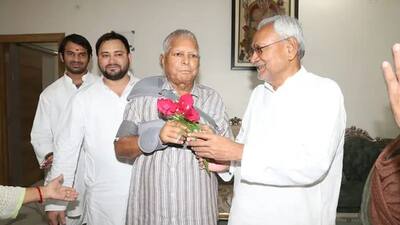  लालू यादव से मिलने CM नीतीश कुमार पैदल पहुंचे राबड़ी आवास, तस्वीरों में देखिए यूं मुस्कुराते आए दोनों दोस्त