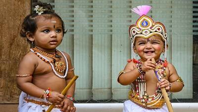 Krishna Janmashtami 2022: माताओं ने अपने बच्चों को भगवान कृष्ण के रूप में किया तैयार, देखें 10 खास तस्वीरें