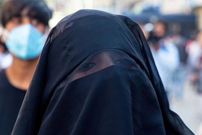 परीक्षा केंद्र में इंट्री के लिए हिंदू महिला को 'मंगलसूत्र' उतारने को कहा, मुसलमानों को 'बुर्का' सहित इजाजत 