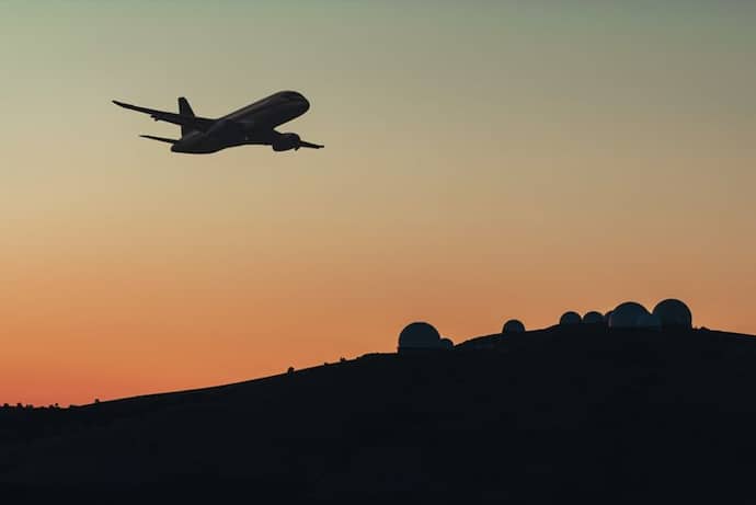 कोलंबिया में बड़ा हादसा: उड़ान भरने के कुछ ही देर बाद क्रैश होकर एक मकान पर गिरा विमान, सभी यात्रियों की मौत