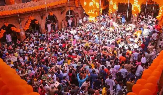 जन्माष्टमी पर मथुरा के प्रसिद्ध बांके बिहार मंदिर में भगदड़, 2 श्रद्धालुओं की कुचलने से मौत, VIPs जिम्मेदार