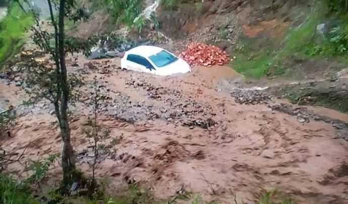 हिमाचल में भारी बारिश ने मचाई तबाही, बाढ़ और लैंडस्लाइड्स आदि में 22 लोगों की मौत, खतरा अभी टला नहीं