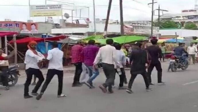 कानपुर: चोर को थाने के सामने से पीटते हुए निकाला जुलूस, गहरी नींद में सोती रही पुलिस, वीडियो वायरल