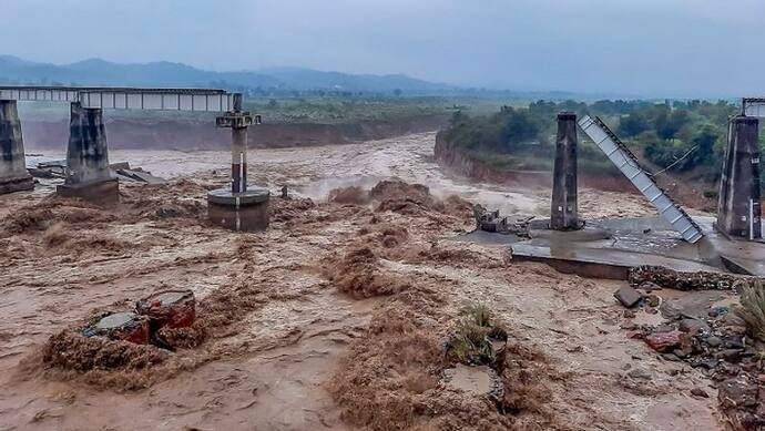 पहाड़ों पर कहर बरपा रहा मानसून, भूस्खलन और बादल फटने से 26 की मौत, ओडिशा में 4 लाख लोग प्रभावित