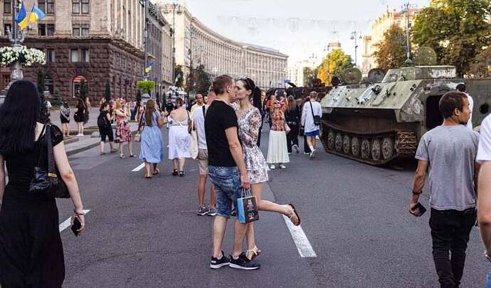 युद्ध और प्रेम में सब जायज है, रूस को चिढ़ाने एक कपल ने बीच सड़क किया kiss, मौका खास है