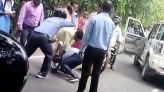 कुशीनगर: शिक्षकों ने छात्र को सड़क पर बेरहमी से पीटा, वीडियो ट्वीट कर सीएम योगी से की कार्यवाही की मांग