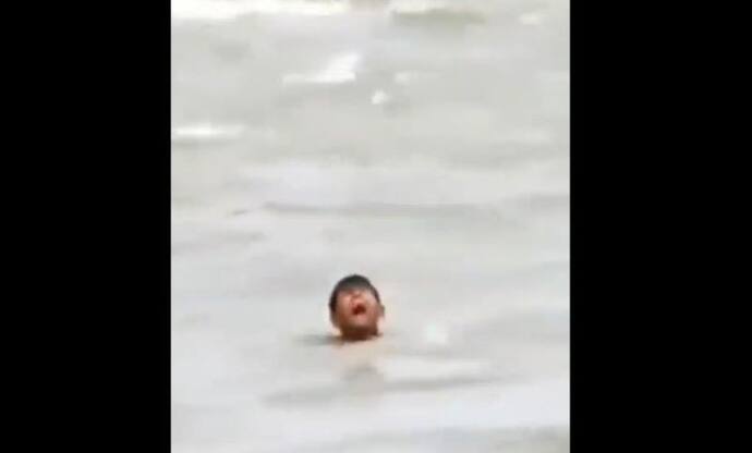 मगरमच्छों से भरी नदी में डूब रहे लड़के का भयावह वीडियो हुआ वायरल, जानिए SDRF की कोशिश सफल हुई या नाकाम 
