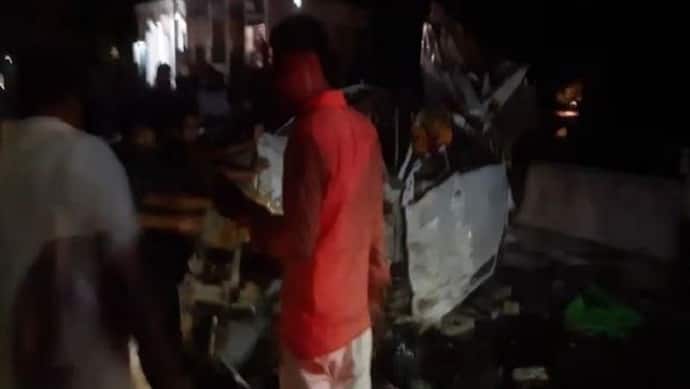 आजमगढ़ में डिवाइडर से टकराकर पलटी कार, विंध्याचल दर्शन करने जा रहे एक ही परिवार में कई लोगों की दर्दनाक मौत